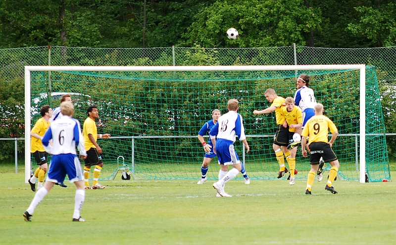 2009_0606_09.JPG - Gustav Gustavsson nickar undan bollen