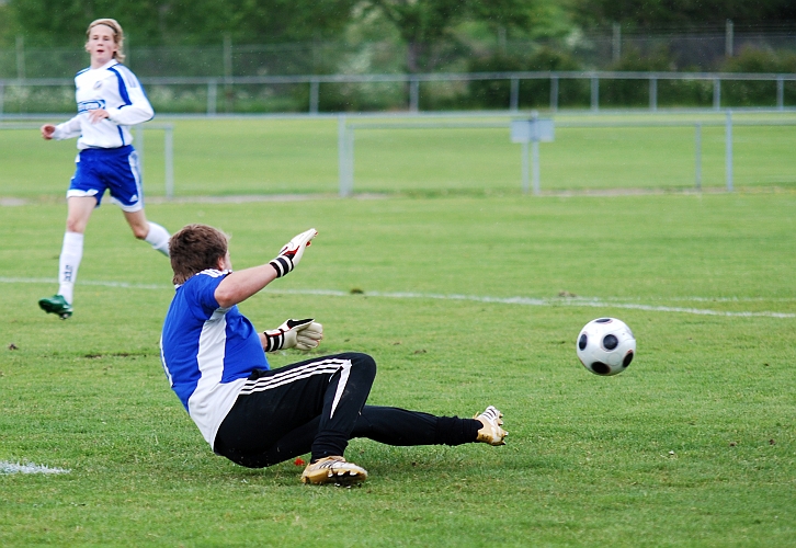 2009_0606_18.JPG - . . . . målvakten gör en mycket bra räddning
