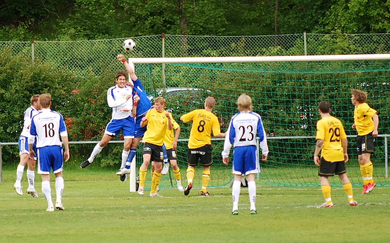 2009_0606_19.JPG - Fredrik Hagström boxar undan bollen efter en hörna