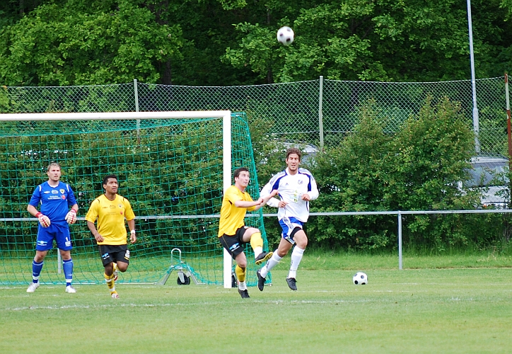 2009_0606_20.JPG - Mikael Ivarsson rensar bort bollen från målområdet