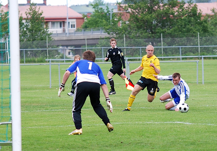 2009_0606_21.JPG - Kristofer Storm rundar backen genom att slå bollen på ena sidan och själv gå på andra sidan