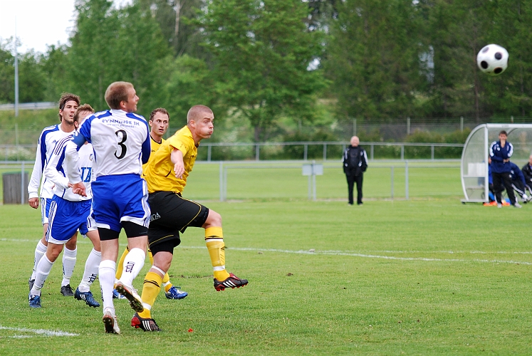 2009_0606_23.JPG - Gustav Gustavsson är uppe och nickar på en offensiv hörna