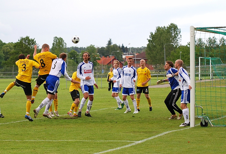 2009_0606_27.JPG - Gustav Gustavsson är åter uppe och nickar på en hörna