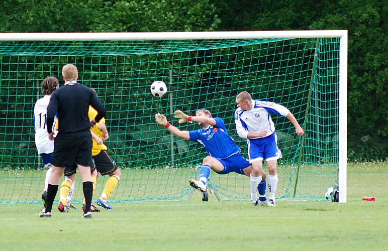 2009_0606_28.JPG - Fredrik Hagström gör en av många fantastiska reflexräddningar i dagens match