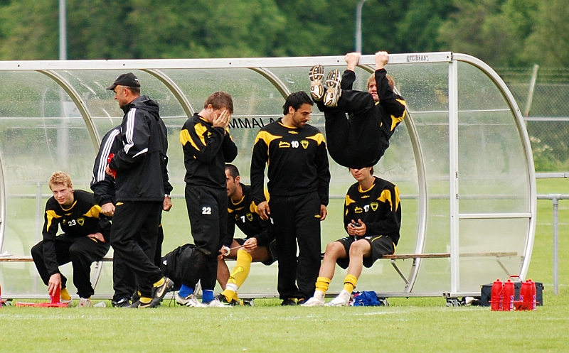 2009_0606_31.JPG - Spänningen stiger på Södrabänken, domaren har dömt straff för Södra