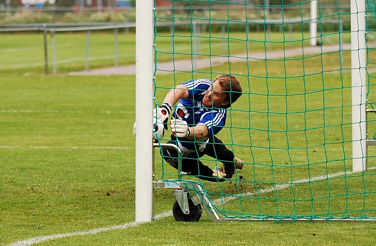 2009_0606_32.JPG - Anes Brkovic slår en bra straff men målvakten gör en fantastisk räddning nere vid stolproten . . . .