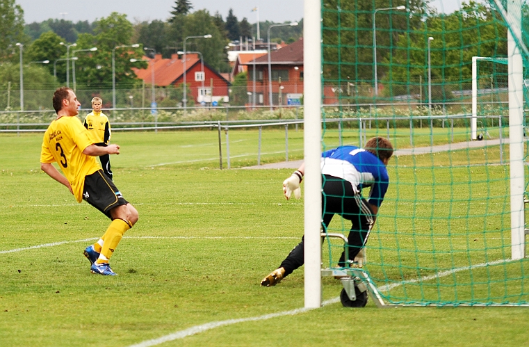 2009_0606_33.JPG - På returen gör dock Anes Brkovic mål och Södra leder matchen med 3-1