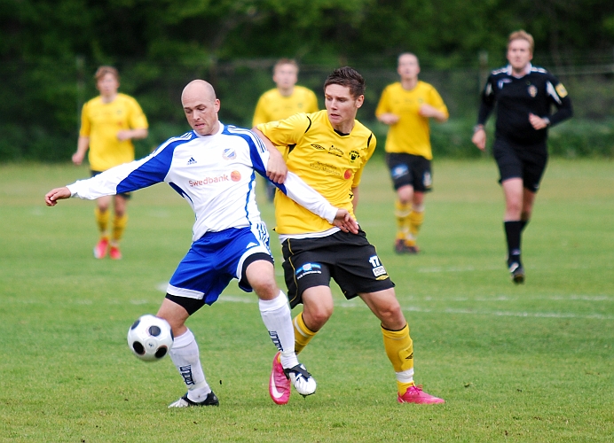 2009_0606_35.JPG - Miralem Malic i närkamp med Rynninge försvaret