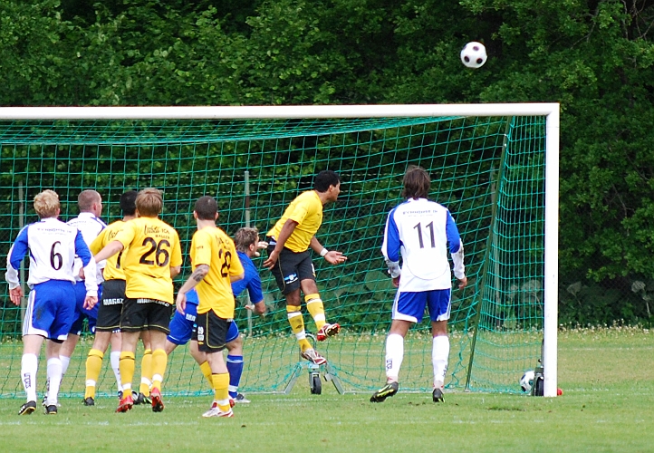 2009_0606_36.JPG - Jonas Hammarlund håller Södra kvar i matchen när han nickar undan bollen till hörna