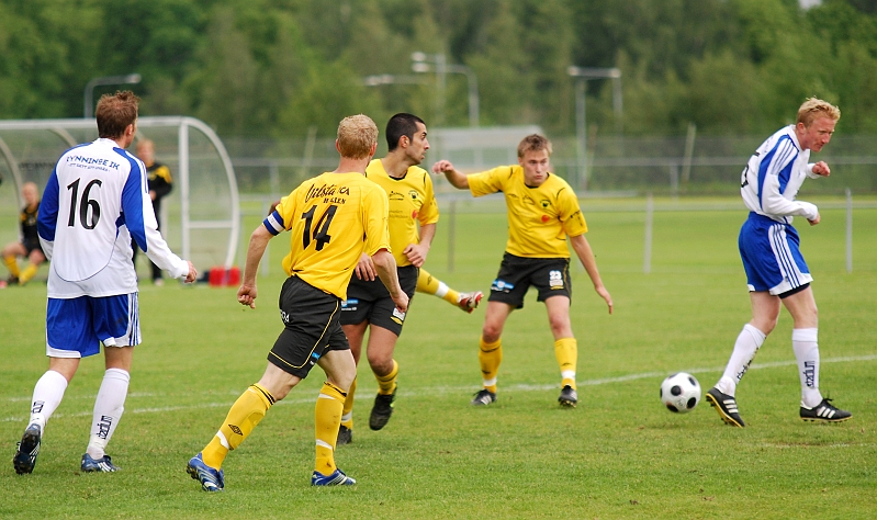 2009_0606_37.JPG - Södra trycker på med många spelare framåt och försöker avgöra men slutresultatet blir 3-3