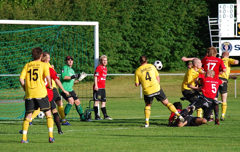 2009_0617_03.JPG - En hörna för Södra som ställer till problem för Kungsörs försvar