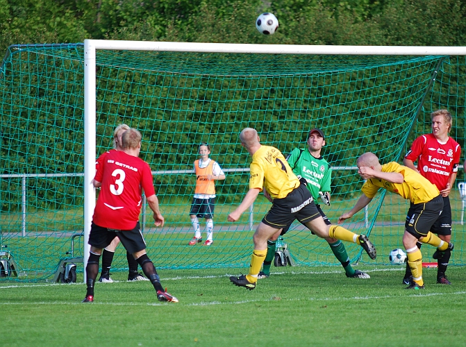 2009_0617_10.JPG - Kristoffer Storm nickar bollen strax över efter en hörna