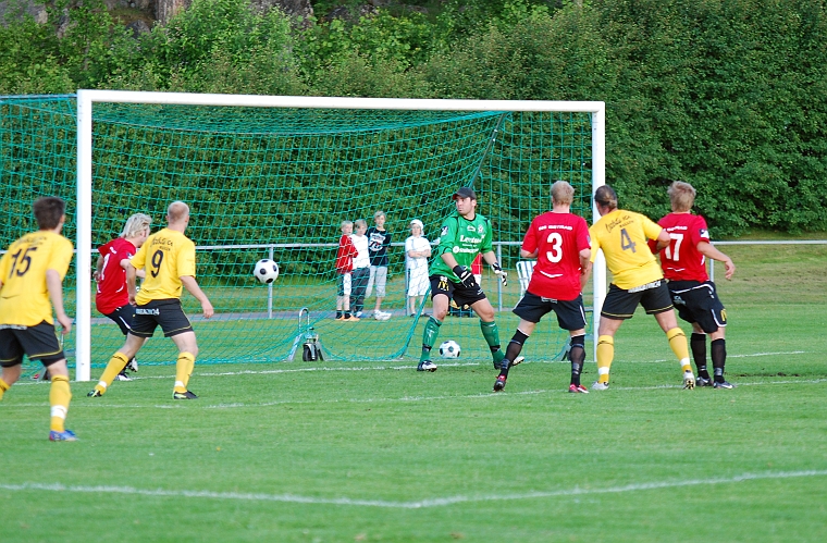 2009_0617_12.JPG - Gustav Gustavsson (utanför bild) nickar in 2-1 till Södra efter en hörna