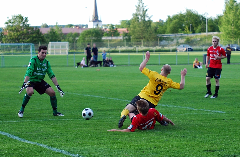 2009_0617_18.JPG - Här är det gränsfall på straff när backen bryter in och slår undan både spelare och boll