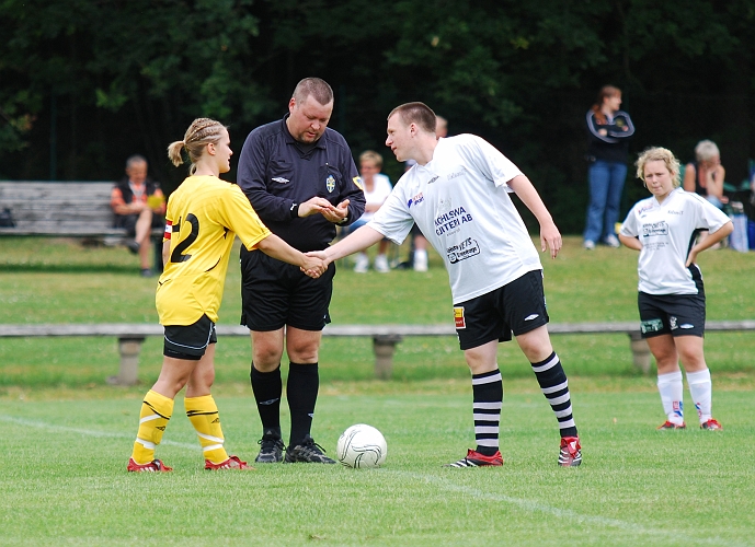 2009_0704_103728AA.JPG - Södras 1:a match för dagen, motståndare är Kolsva IF. Lagkapterna hälsar på varandra