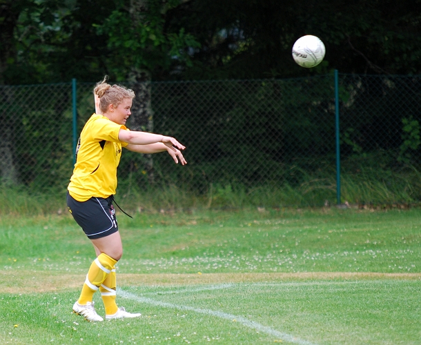 2009_0704_103913AA.JPG - Kajsa Rudengård kastar inkast