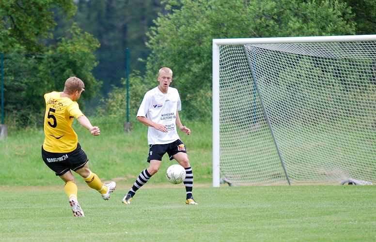 2009_0704_103946AA.JPG - Martin Stjernfeldt provar med ett långskott mot målet