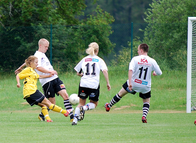 2009_0704_104008AA.JPG - Amanda Hill försöker att komma till ett avslut men kolsvaförsvaret är väl samlat