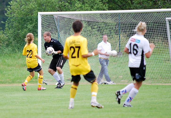 2009_0704_104125AA.JPG - Kolsvas målvakt har full kontroll på bollen