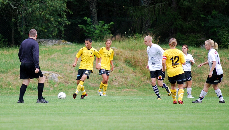 2009_0704_104313AA.JPG - Mergim Bekaj spelar bollen hem till mötande försvarare