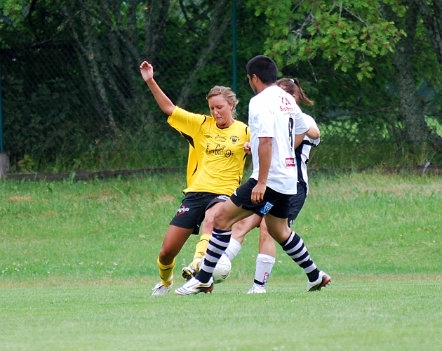 2009_0704_104418AA.JPG - Sofia larsson i närkamp med kolsvaförsvarare