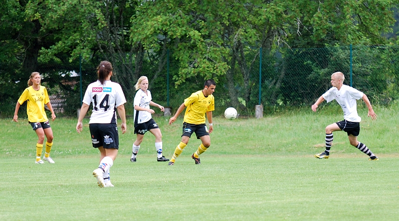 2009_0704_104644AA.JPG - Mergim Bekaj i bra läge framför mål