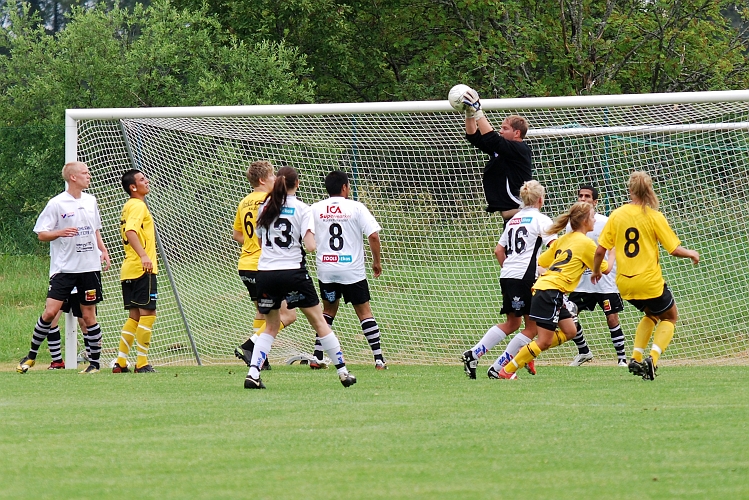 2009_0704_104726AA.JPG - Kolsvas målvakt plockar in bollen efter hörna