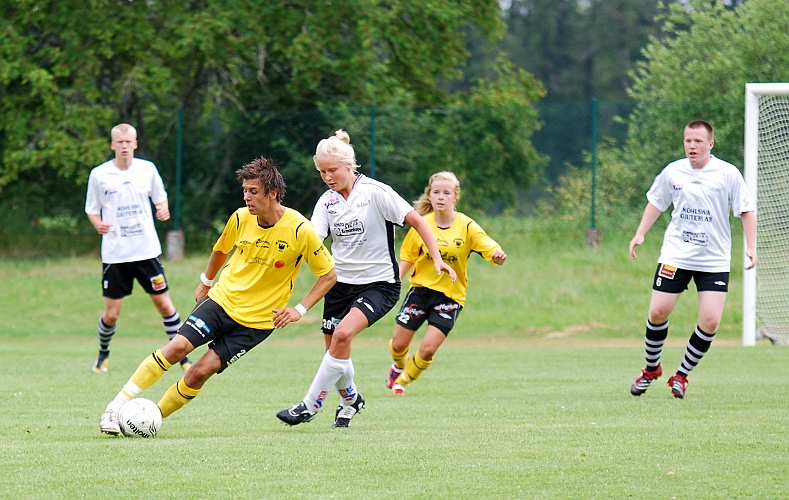 2009_0704_104818AA.JPG - Rio Babovic dribblar sig förbi kolsvaspelaren