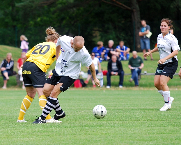 2009_0704_105619AA.JPG - Kajsa Rudengård stoppar upp kolsva spelarens framfart