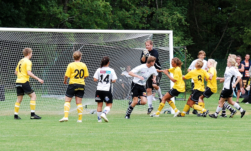 2009_0704_105848AA.JPG - Södra låg på för att försöka avgöra matchen