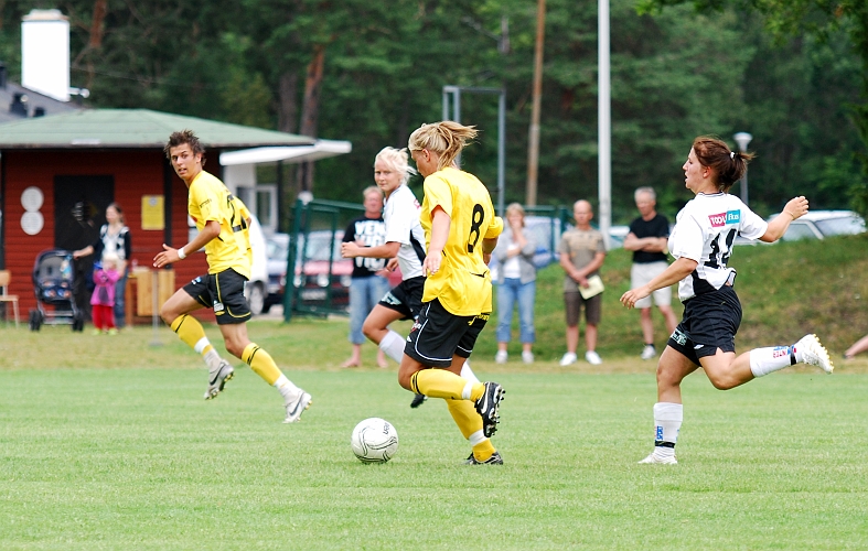 2009_0704_110011AA.JPG - Amanda Segerstedt driver fram med bollen