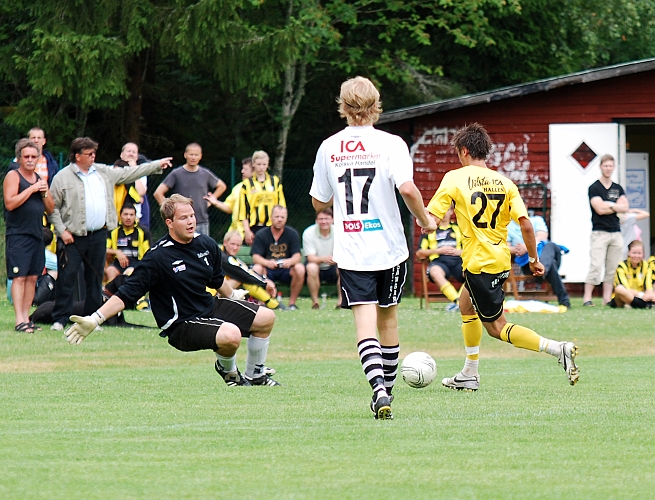 2009_0704_110014AA.JPG - Rio Babovic rundar målvakten och gör 1-0 till Södra