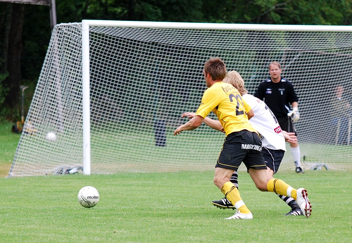 2009_0704_110705AA.JPG - Dennis Jansson i kamp om bollen