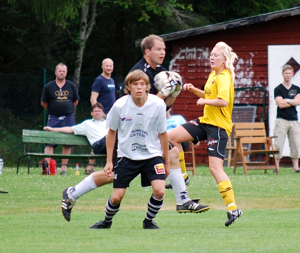 2009_0704_110715AA.JPG - Målvakten plockar in bollen precis framför Elin Bergkvist