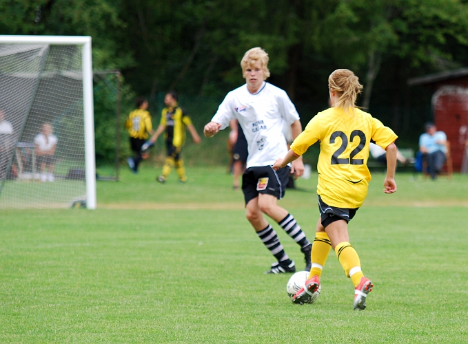 2009_0704_110825AA.JPG - Amanda Hill utmanar kolsvaförsvararen