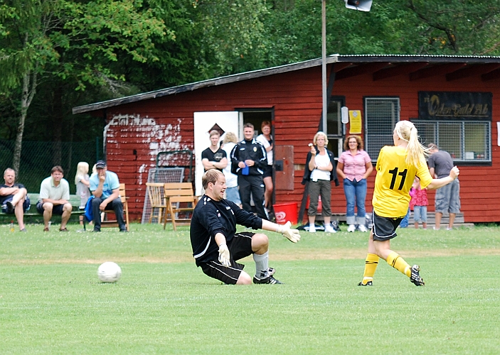 2009_0704_111509AA.JPG - 1-1 vid full tid och straffsparkar (på amerikanskt vis) avgör. Elin Bergkvist gör mål på sin straff.