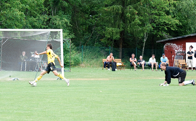 2009_0704_111640AA.JPG - Rio Babovic har rundat målvakten och gör mål på sin straff