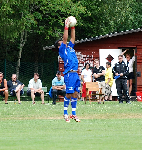 2009_0704_112035AA.JPG - Jonas Hammarlund räddar ett försök till lobb, men Kolsva vinner straffarna med 3-2