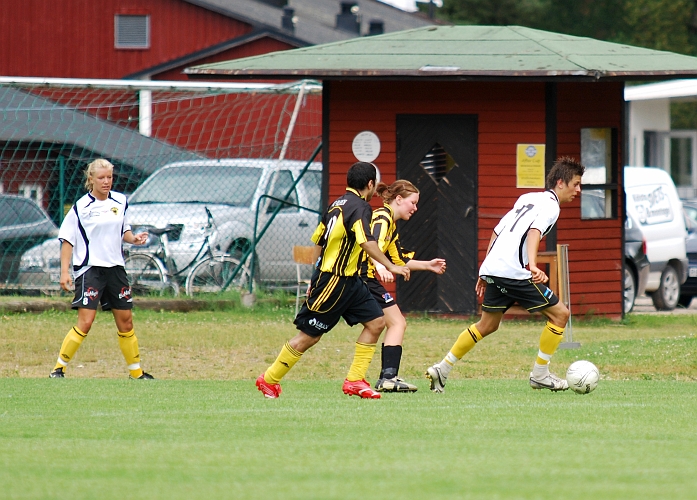 2009_0704_114643AA.JPG - Rio vänder upp med bollen på mittplan