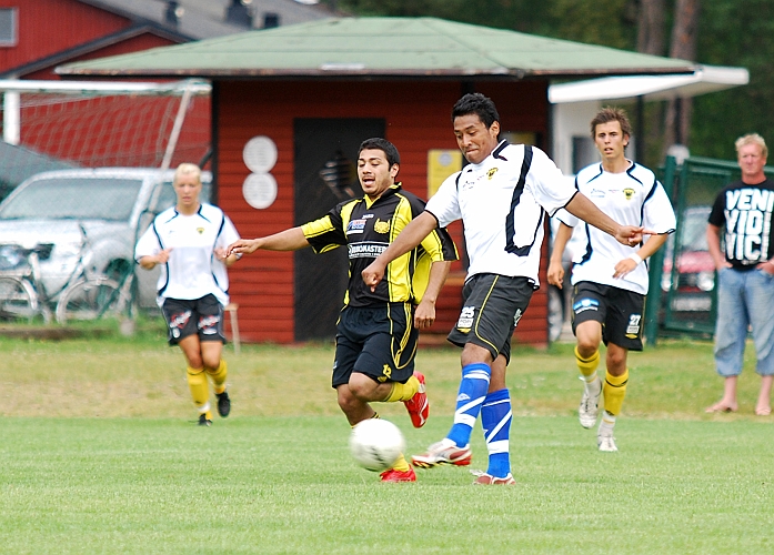 2009_0704_114646AA.JPG - Jonas Hammarlund prövar med ett långskott