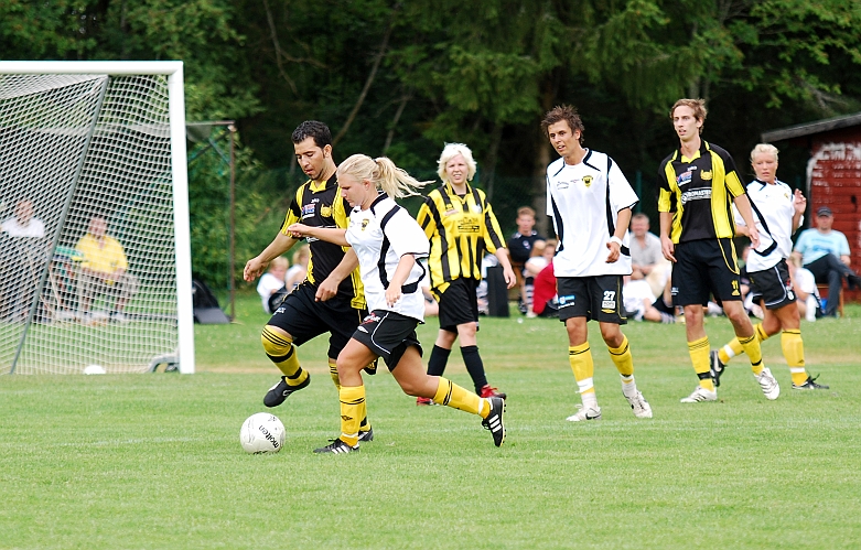 2009_0704_115304AA.JPG - Linda Hurtig driver bollen framför Wahlstas backlinje