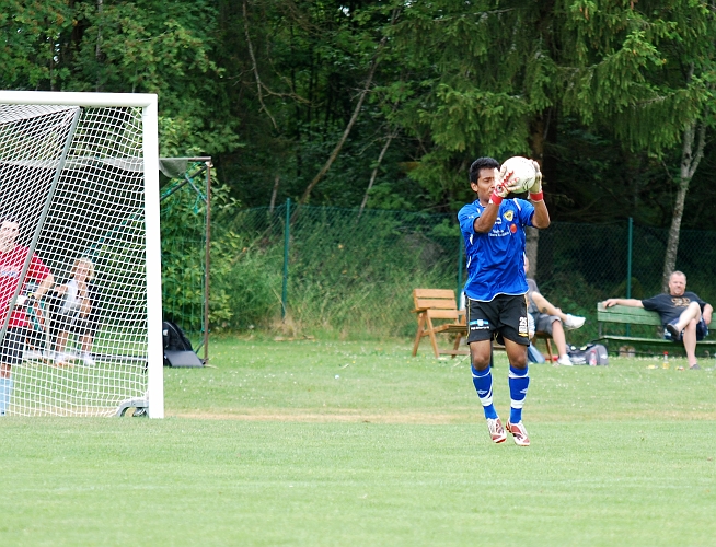 2009_0704_120306AA.JPG - Jonas Hammarlund åter i målet, klistrar bollen enkelt.