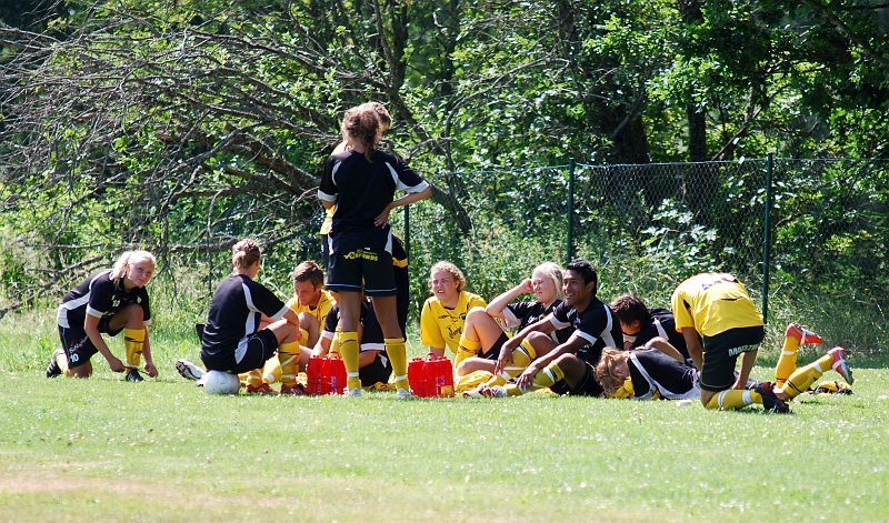 2009_0704_130858AA.JPG - Lite avkoppling innan sista gruppspelsmatchen
