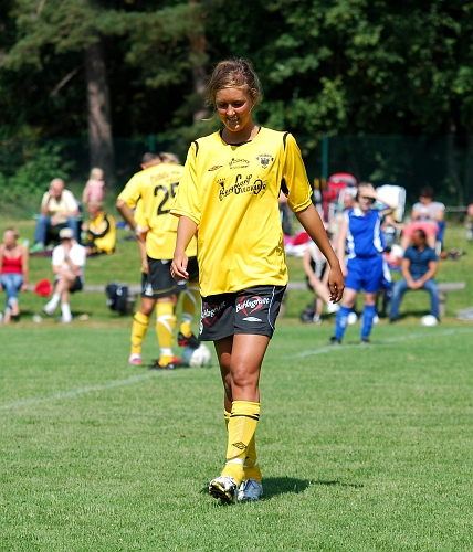 2009_0704_133045AA.JPG - 3:e matchen spelades mot Himmeta IF. Sofia Larsson strax innan avspark