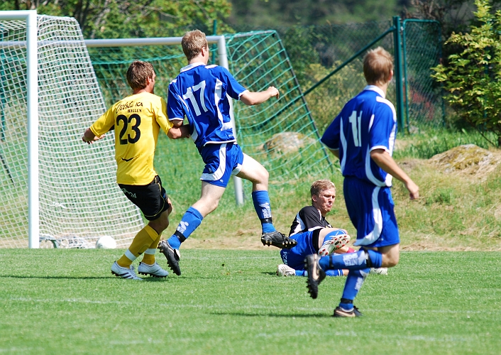 2009_0704_133145AA.JPG - Ännu en ny målvakt denna match, Martin Stjernfeldt gör sitt första ingripande