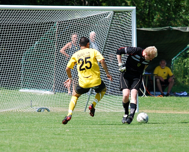 2009_0704_133202AA.JPG - Thimmy Blomkvist i Himmeta målet, är i dribblingstagen