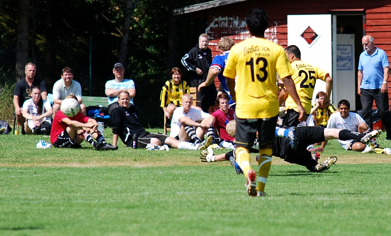 2009_0704_133311AA.JPG - Mergim Bekaj är igenom och skjuter bollen mot mål, men den tar stolpe och ut