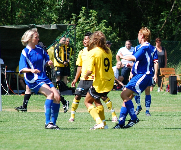2009_0704_133316AA.JPG - Sofia Larsson och Jonas Hammarlund oroar Himmeta försvaret