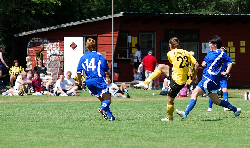 2009_0704_133435AA.JPG - Dennis Jansson trycker på från distans och bollen går i ribban och ut