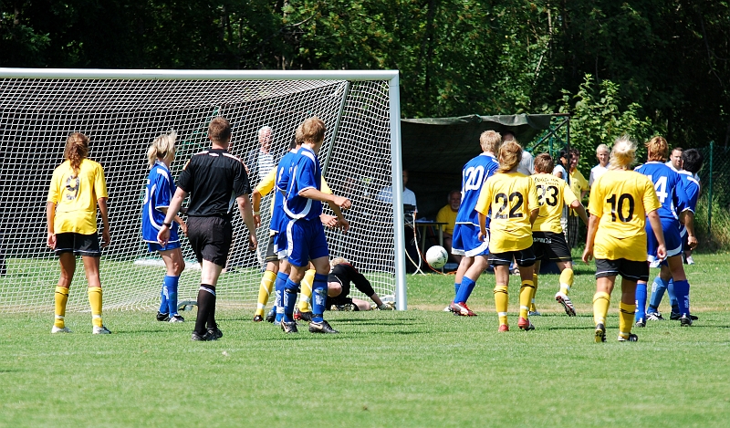 2009_0704_133518AA.JPG - Nära ett Södramål men Thimmy lyckas tippa bollen till hörna